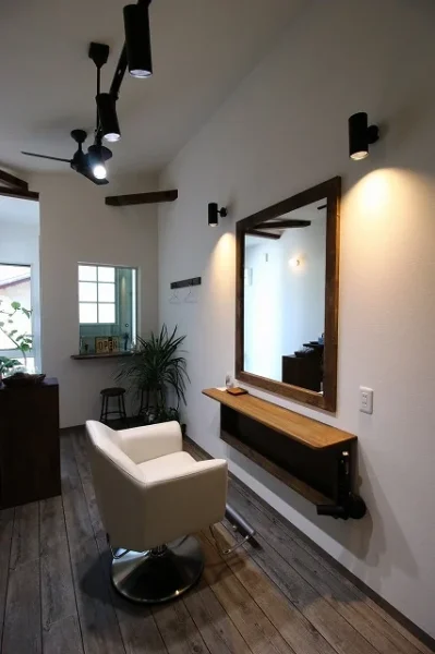 可愛らしいグリーンのドアが出迎えてくれる、心落ち着く空間のおしゃれな美容室