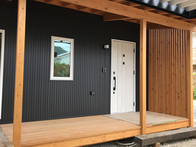 新築当時の様子　このデッキ床と側面を塗り替えていきます