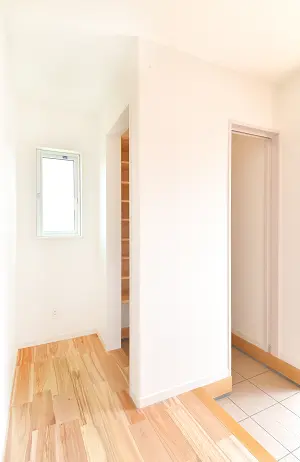 ノリアホーム　新築ホール小窓