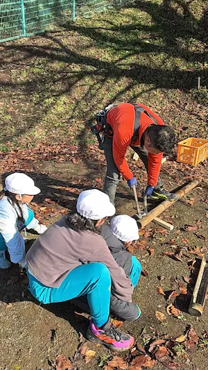 ノリアホーム　竹を割る作業