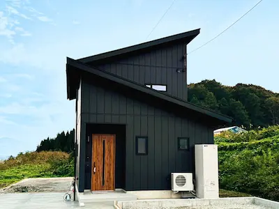 この家は軒をしっかり出して、エコキュートの横に車庫を作り、風当たりを弱くしています。