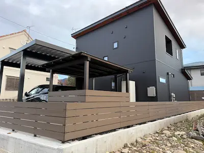 ノリアホームの住宅に設置されたエコキュート。貯湯タンクと室外機が外壁沿いに並ぶ寒冷地向けの給湯設備