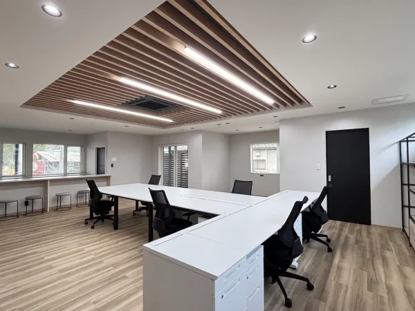 自然光を活かした働きやすい新社屋｜開放感のあるオフィスデザイン