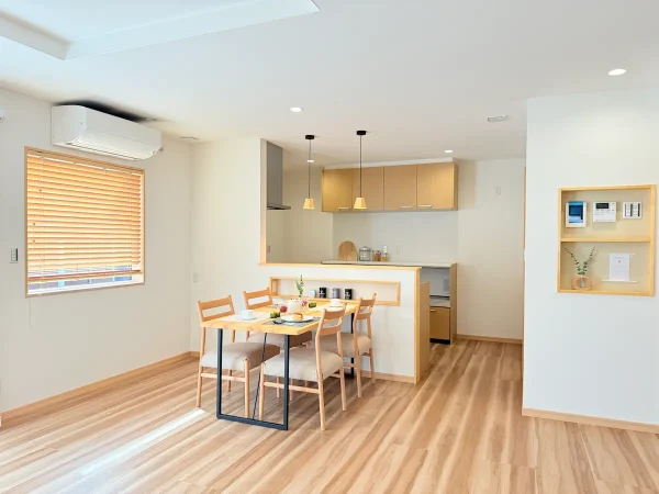 ナチュラル素材でつくる心地よい住まい｜光が広がる快適な新築注文住宅