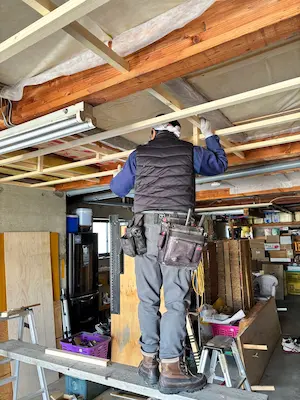 新しい天井面を作るための木枠を組んでいる写真