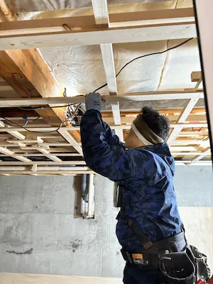 照明の位置や配線ルートを一つひとつ確認しながら取り付け作業を進めている写真