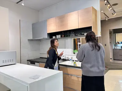 トクラスでキッチンの打合せをするお客様とショールームアドバイザー