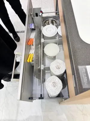 トクラスでキッチン収納部分を確認している様子