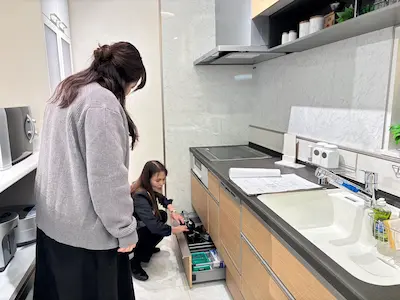 キッチンで収納部分を確認している様子
