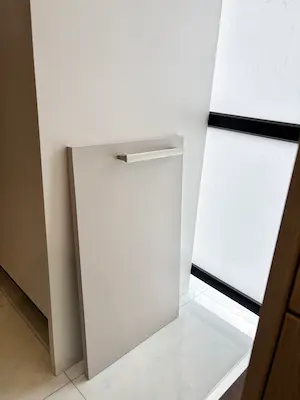 キッチンの扉色を自然光で確認する様子