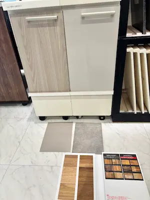 キッチンの扉色と内装材を確認する