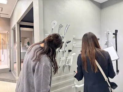 浴室の設備を確認する様子