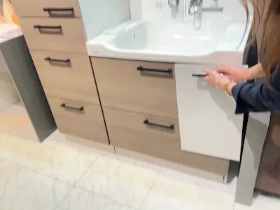 キッチンの扉色と取手を確認する様子