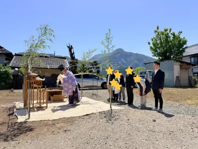 ノリアホームで新築住宅を建てるお客様の地鎮祭の儀式が取り行われている様子