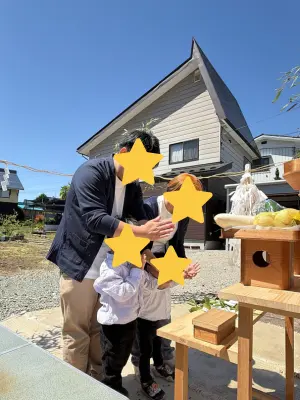 地鎮祭の儀式で工事の安全を祈ってお参りしている様子