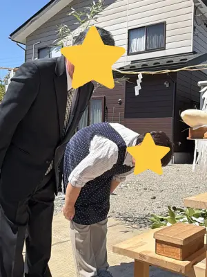 地鎮祭の儀式で工事の安全を祈ってお参りしている様子