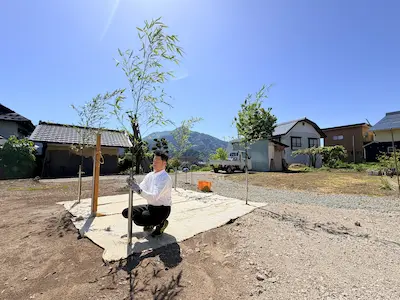 地鎮祭の竹を建てている様子