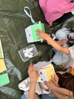 ノリアホームのワークショップで屋根を貼っている様子