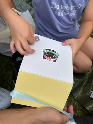 ノリアホームのワークショップ「ひかるおうちづくり」の参加でシールを楽しそうに貼る子供
