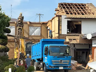 ノリアホームで新築注文住宅を建てるお客様の既存の家を取り壊ししている様子