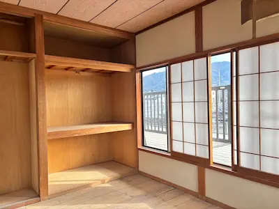 押入を解体するために扉を外した様子