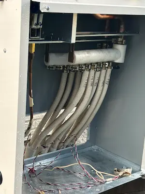 新しく温水ルームヒーターのボイラーを設置した様子